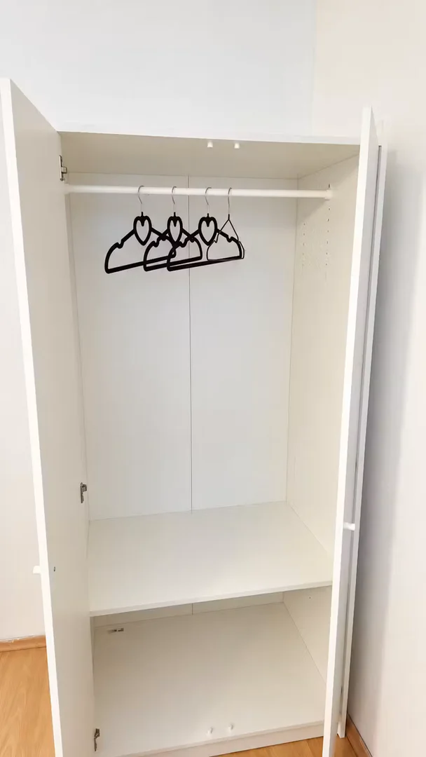 Quarto de estudante luminoso e arejado com acesso fácil à universidade em 