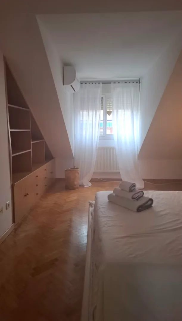 Quarto acessível para estudantes com iluminação ampla em