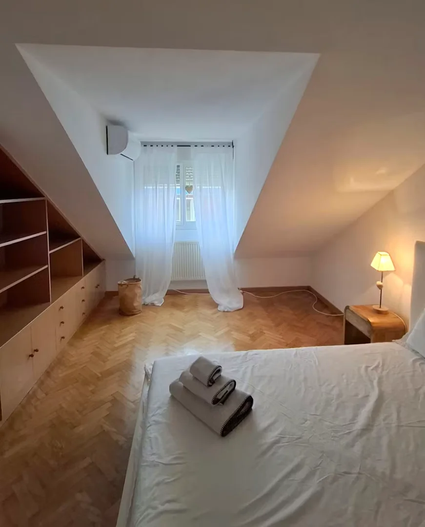 Quarto de estudante económico perto do campus em