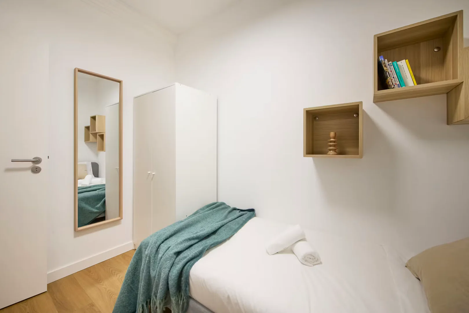 Room for rent in student apartment in , fully furnished