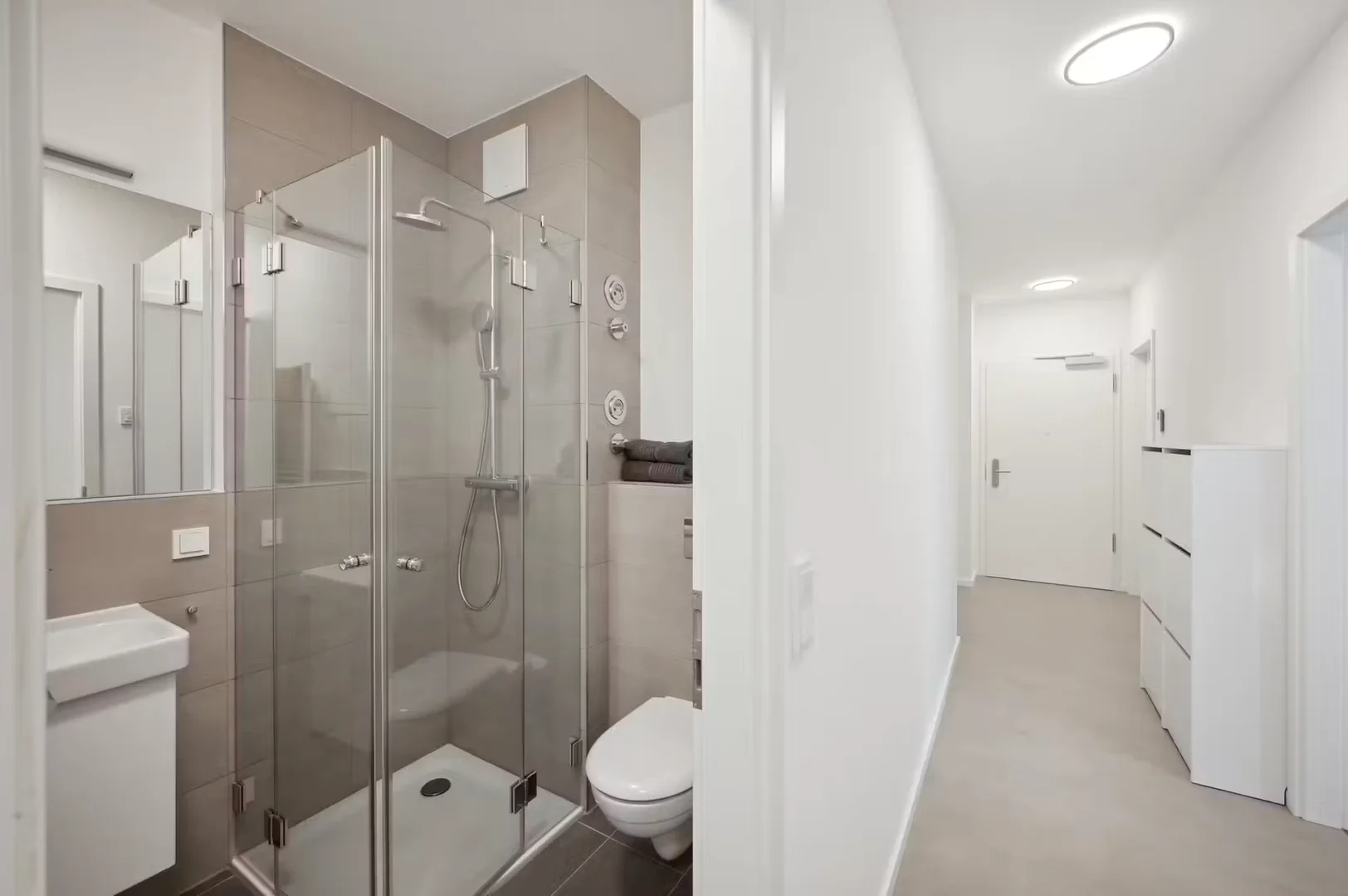 Habitación estudiantil funcional perfecta para estudiar en 