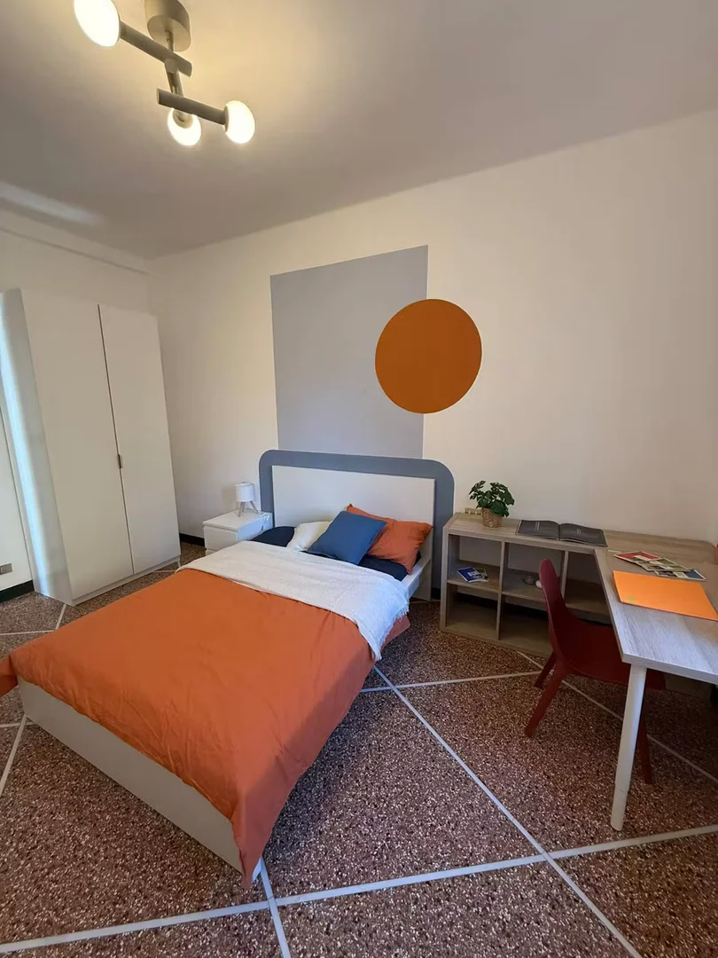Pokój studencki w  z miejscem do nauki i wspólnymi udogodnieniami
