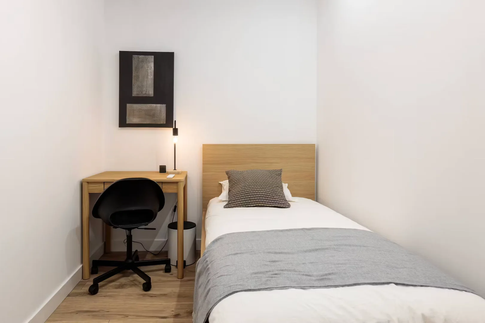 Chambre d'étudiant à  avec espace d'étude et installations communes