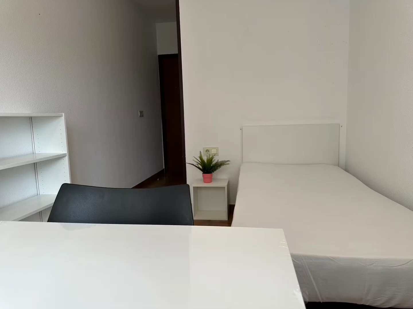 学生公寓房间出租，家具齐全