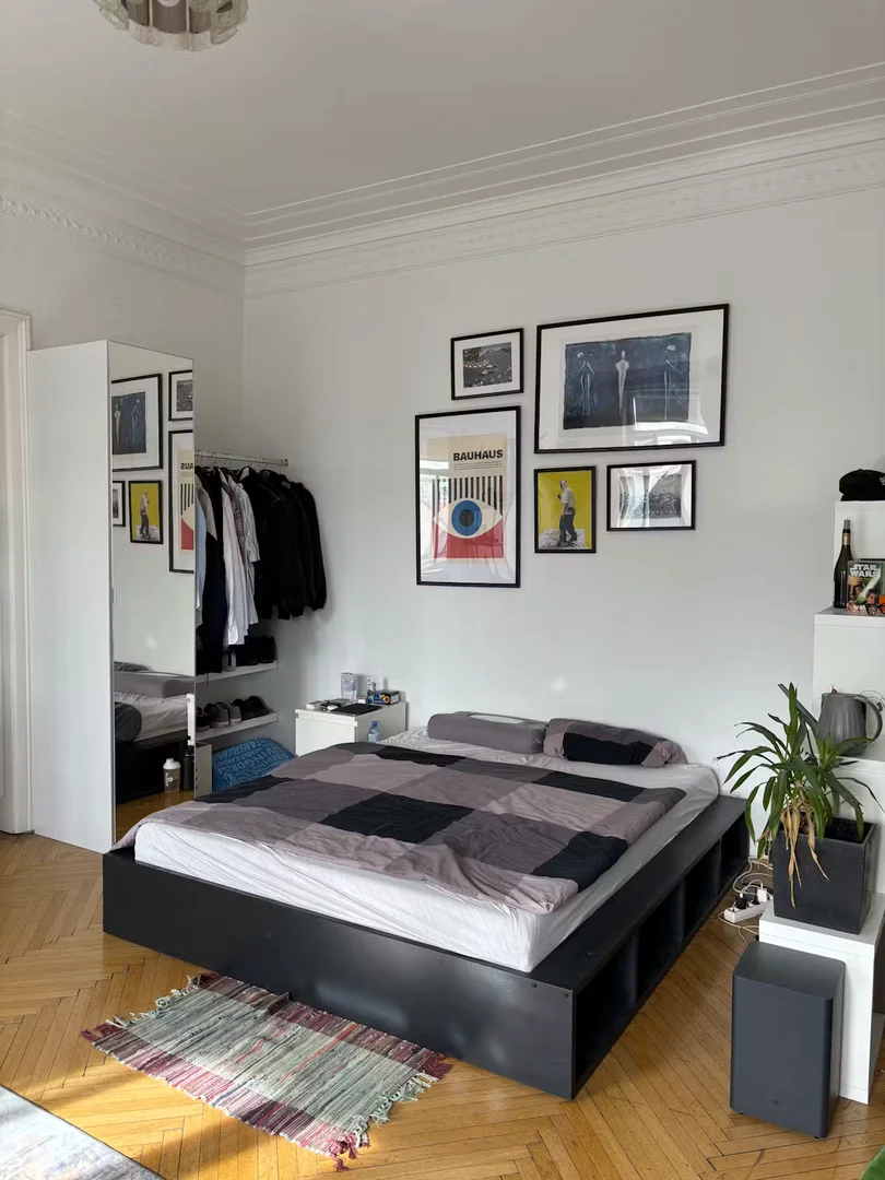 Quarto acessível para estudantes com iluminação ampla em 
