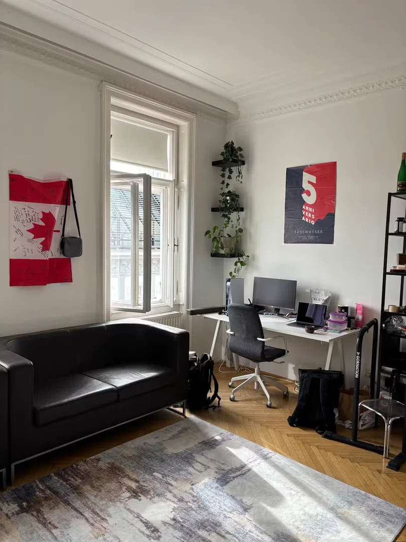 Quarto de estudante em  com área de estudo e instalações partilhadas