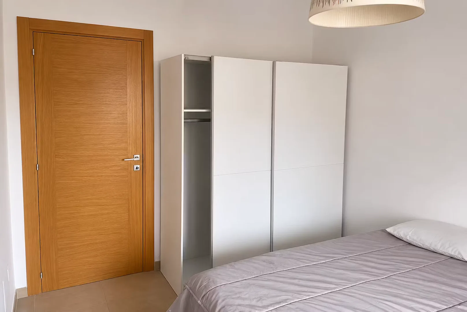 Helles und luftiges Studentenzimmer mit einfachem Zugang zur Universität in 