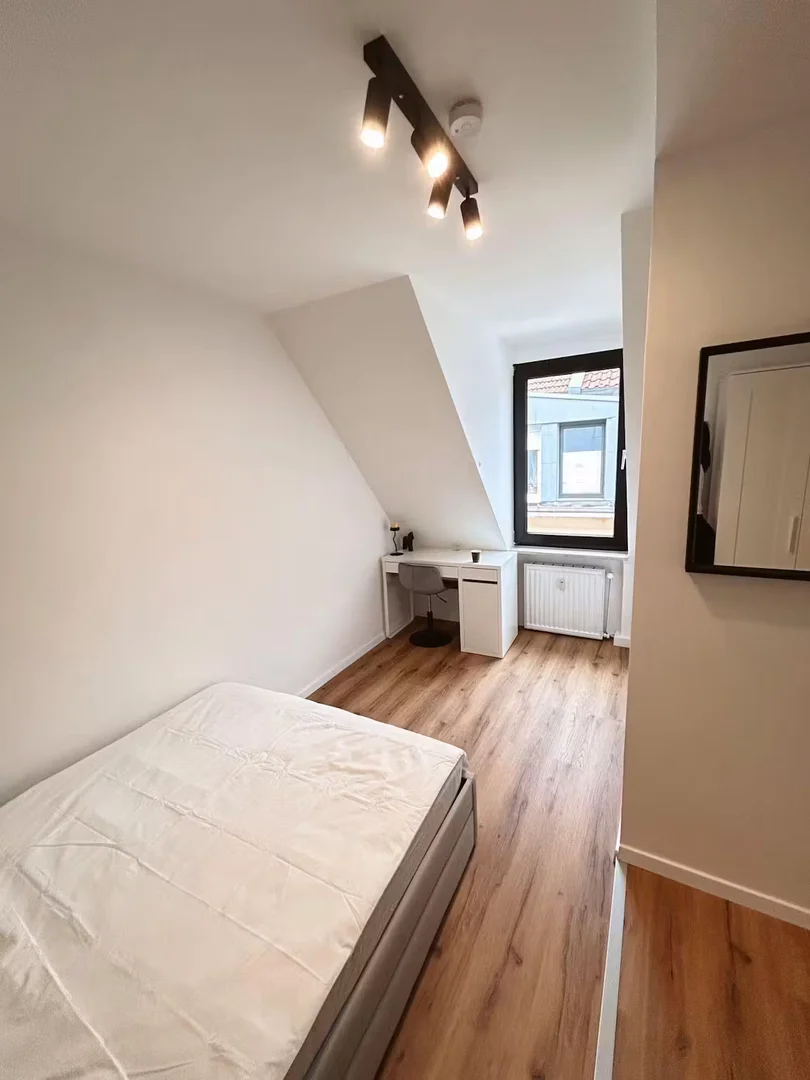 Bright and airy student room with easy university access in 
