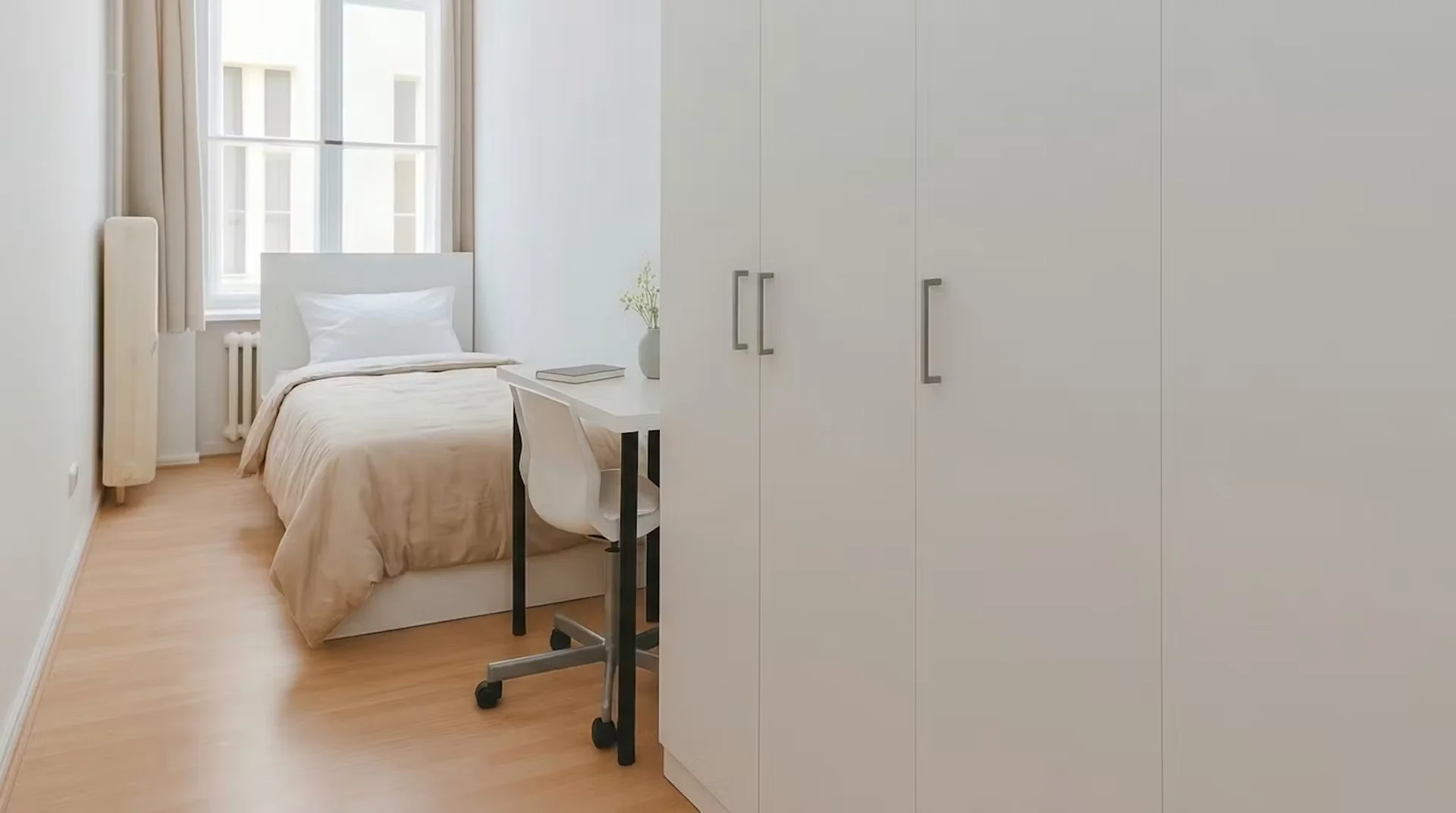 Stanza economica per studenti con ampia illuminazione in