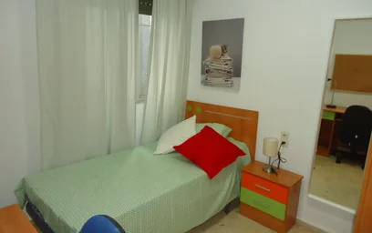 Quarto iluminado em {area}