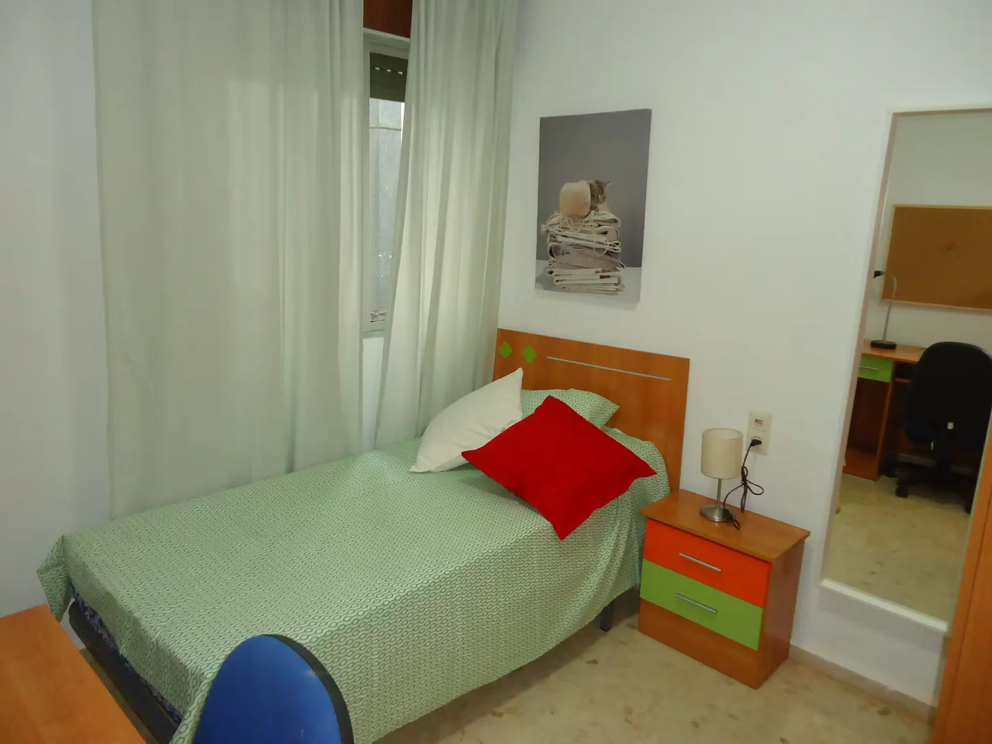 Quarto de estudante luminoso e arejado com acesso fácil à universidade em