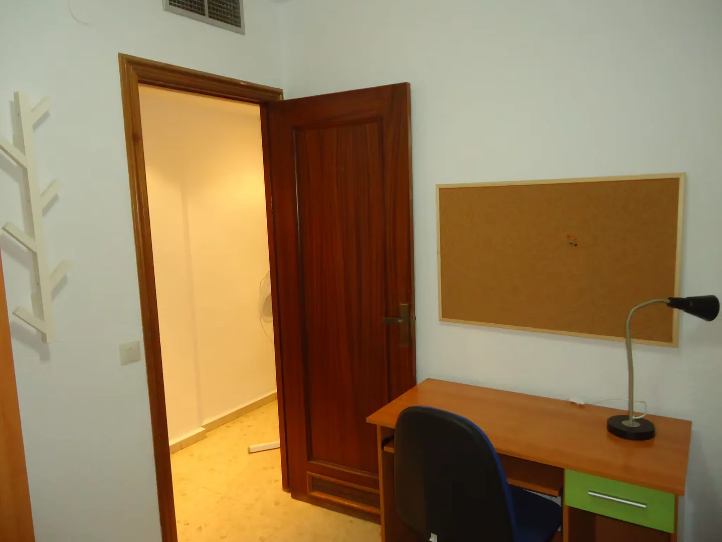 Quarto de estudante confortável e espaçoso em