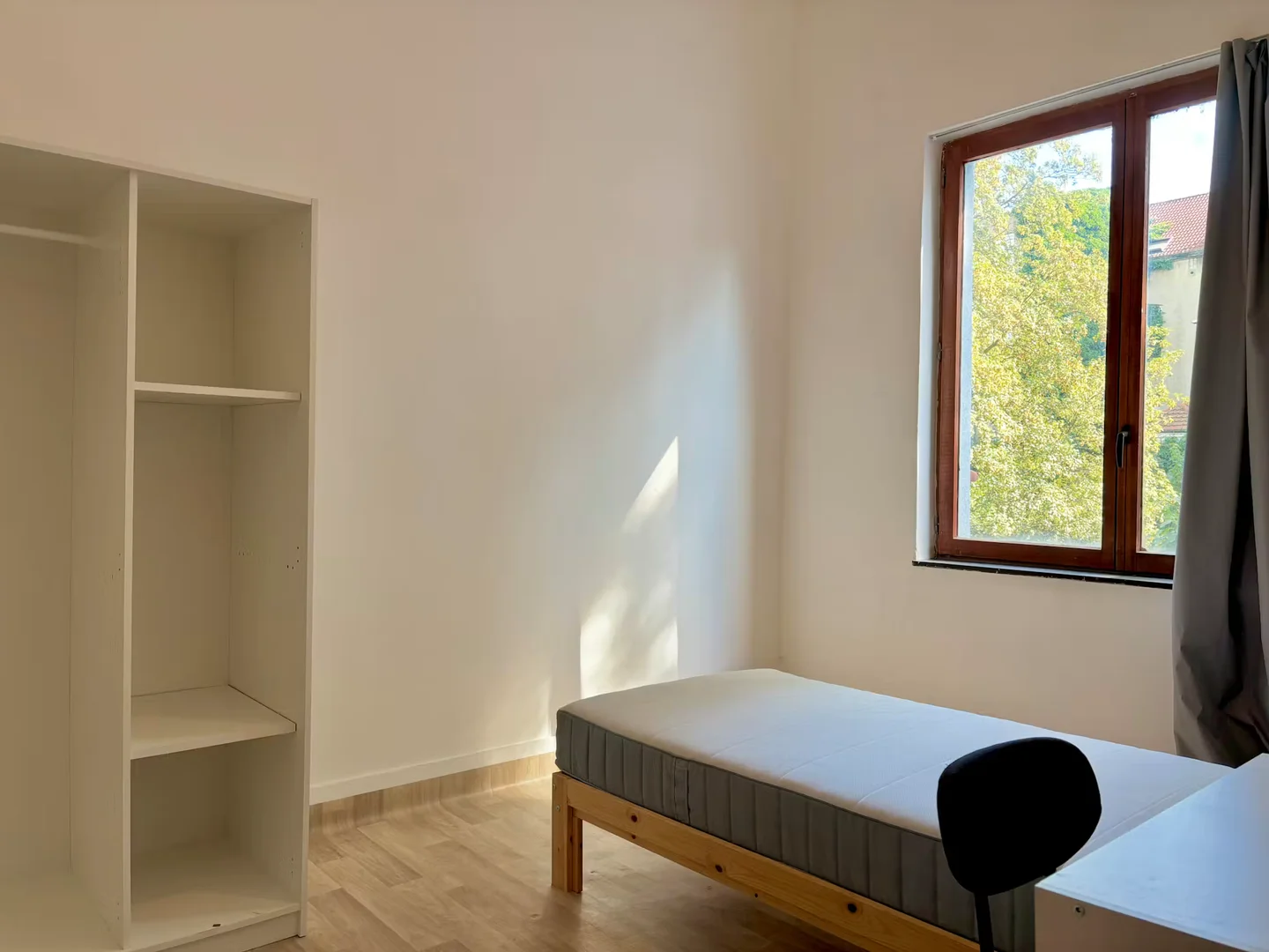 Quarto acessível para estudantes com iluminação ampla em
