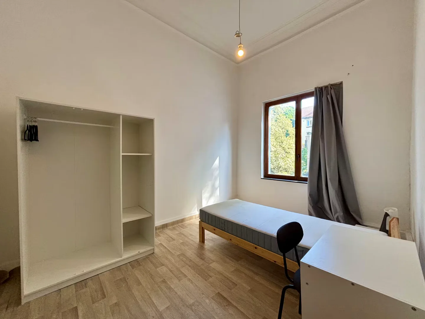 Quarto para alugar em apartamento de estudantes em , totalmente mobilado