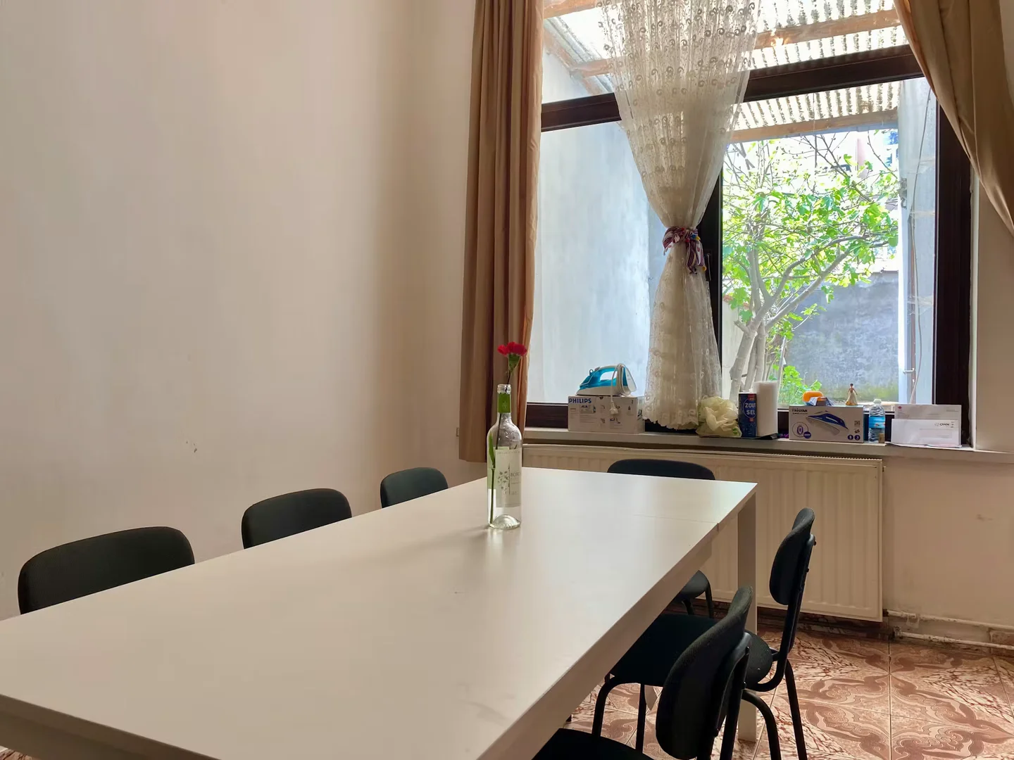 Quarto de estudante luminoso e arejado com acesso fácil à universidade em