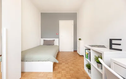 Quarto iluminado em {area}