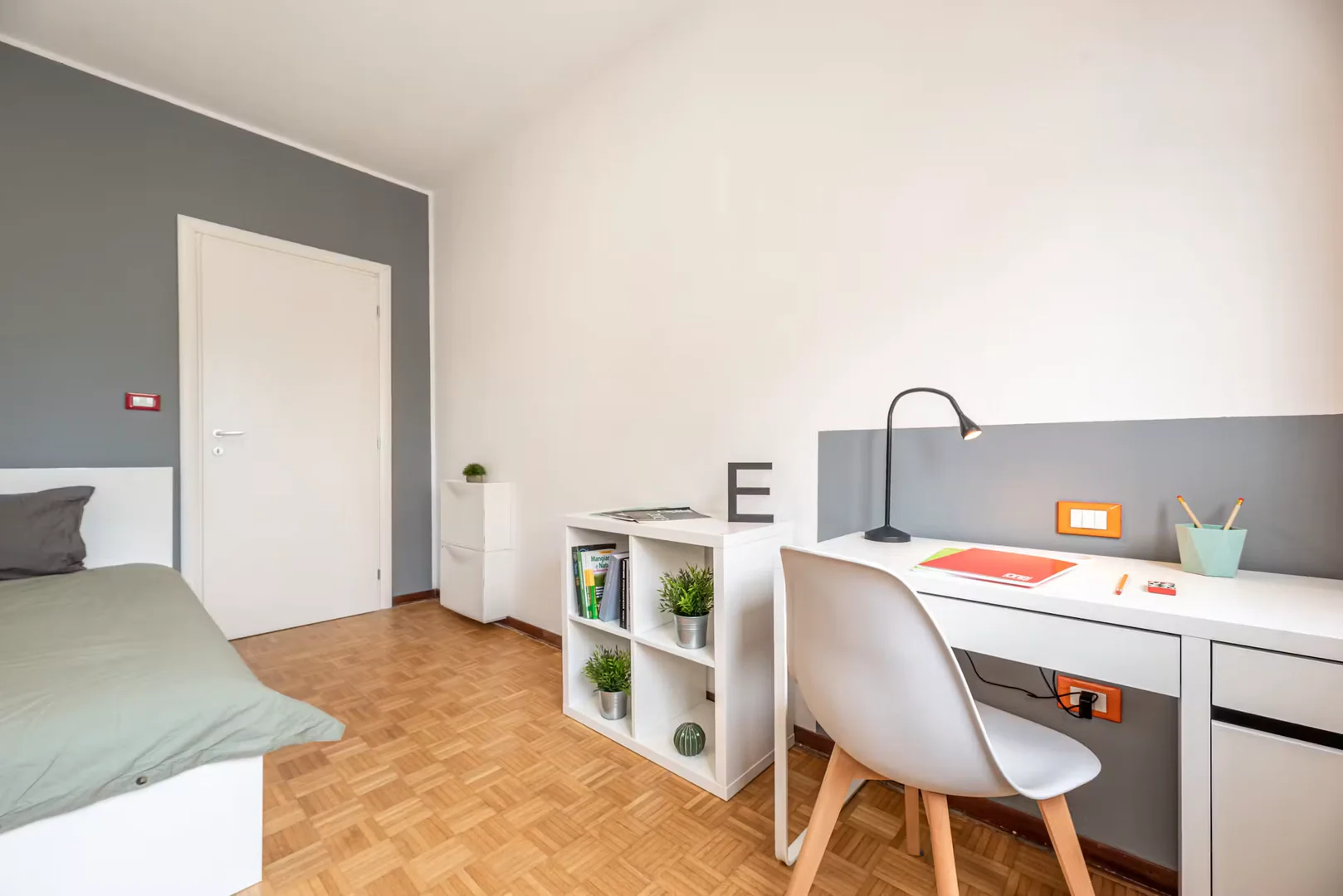 Funktionelles Studentenzimmer perfekt zum Studieren in