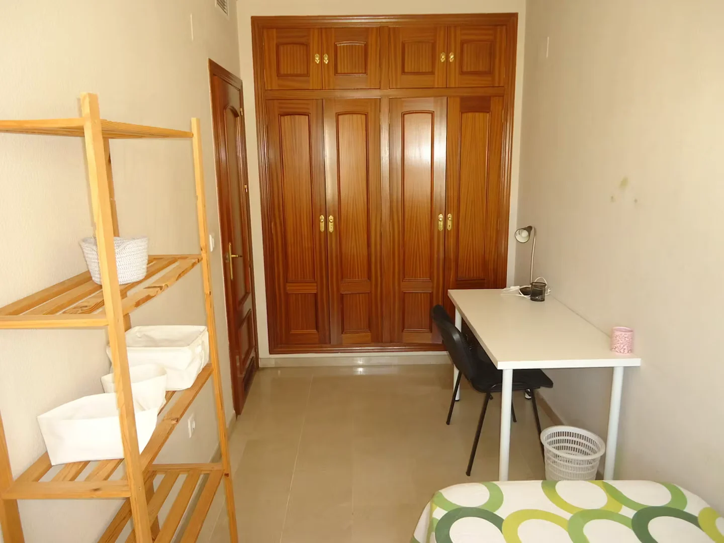 Quarto de estudante confortável e espaçoso em 