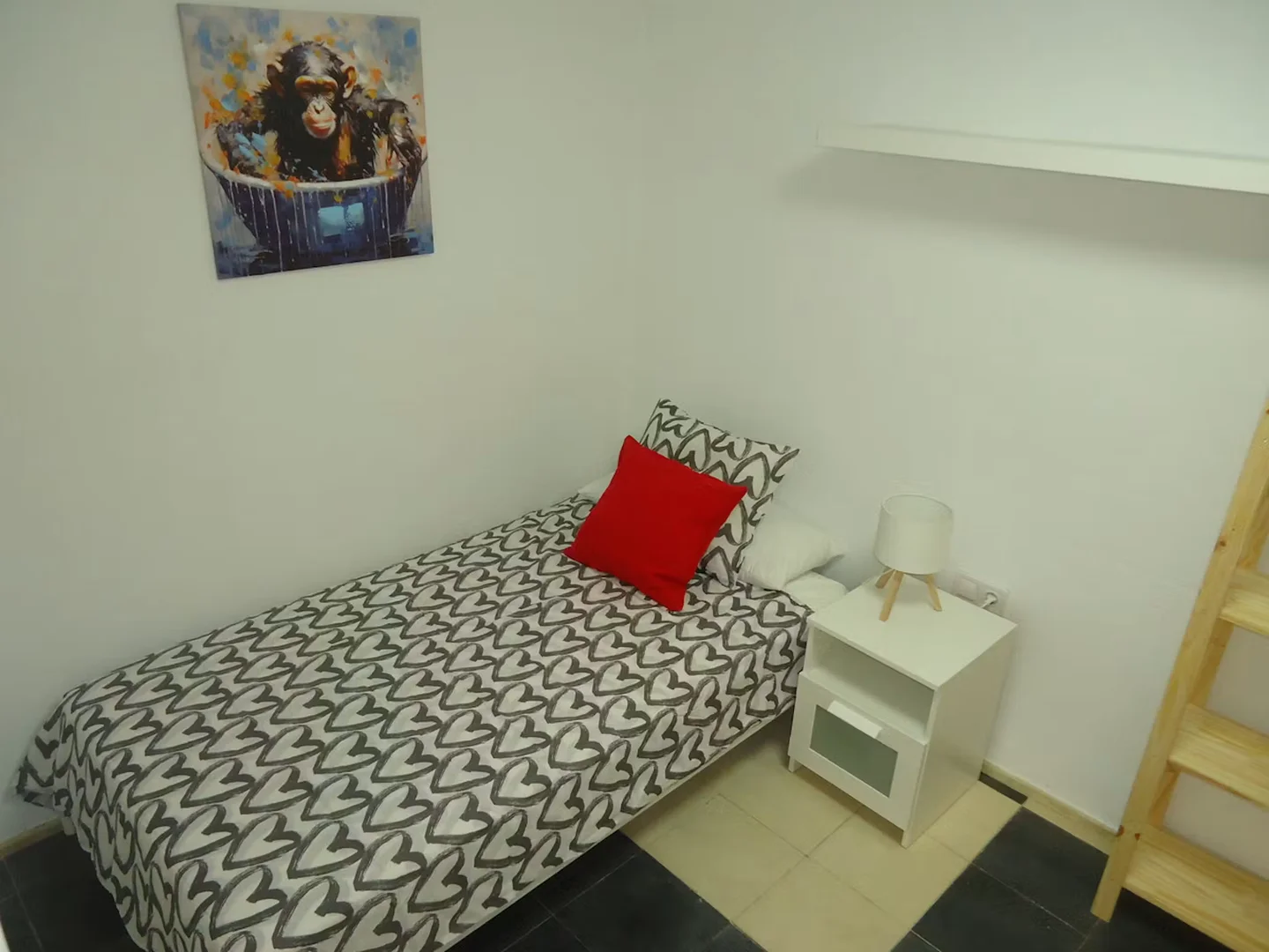 Studentenzimmer in  mit Arbeitsbereich und Gemeinschaftseinrichtungen