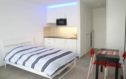 Quarto iluminado em {area}