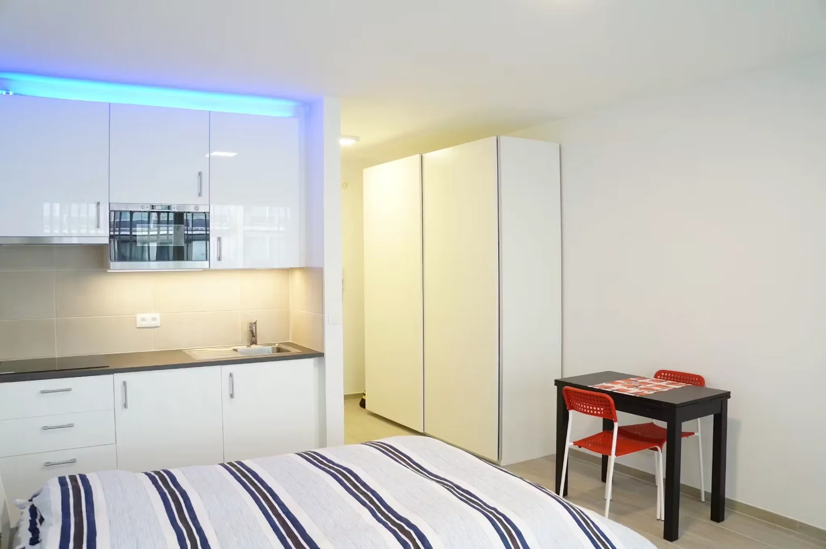 Quarto de estudante confortável e espaçoso em 