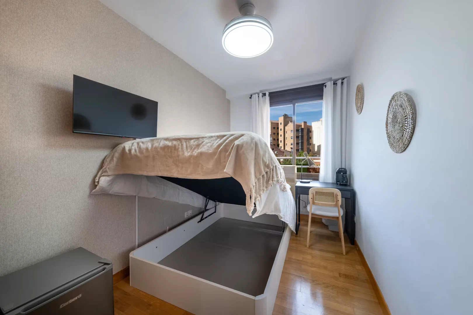 Chambre d'étudiant à  avec espace d'étude et installations communes