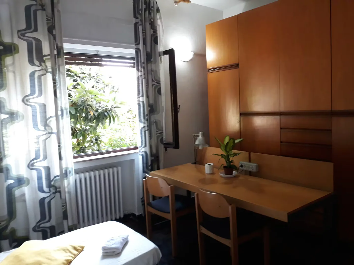 Chambre d'étudiant lumineuse et aérée avec accès facile à l'université dans 