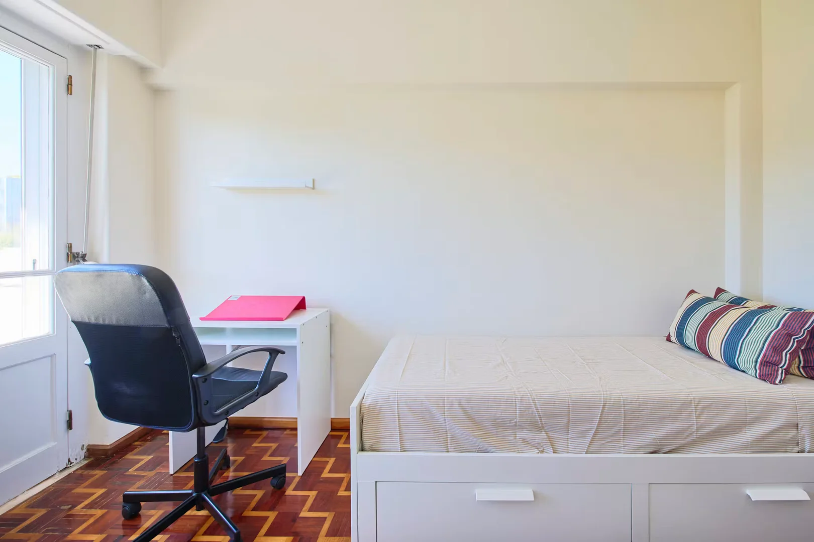 Funktionelles Studentenzimmer perfekt zum Studieren in 