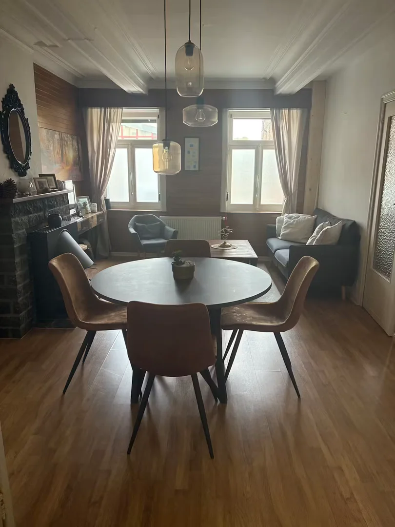 Quarto de estudante em  com área de estudo e instalações partilhadas