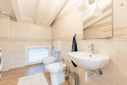 Quarto privado em Viale Alfredo Oriani, imagem 15 de 23