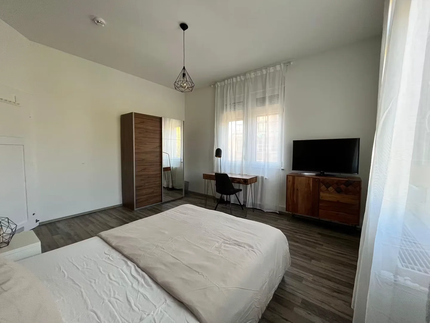 Functional student room perfect for studying in 