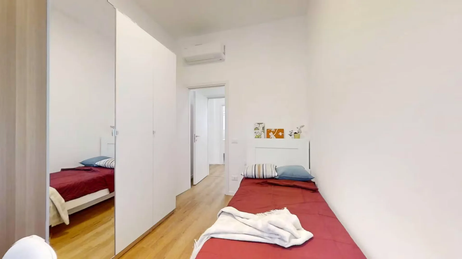 Studentenzimmer in  mit Arbeitsbereich und Gemeinschaftseinrichtungen
