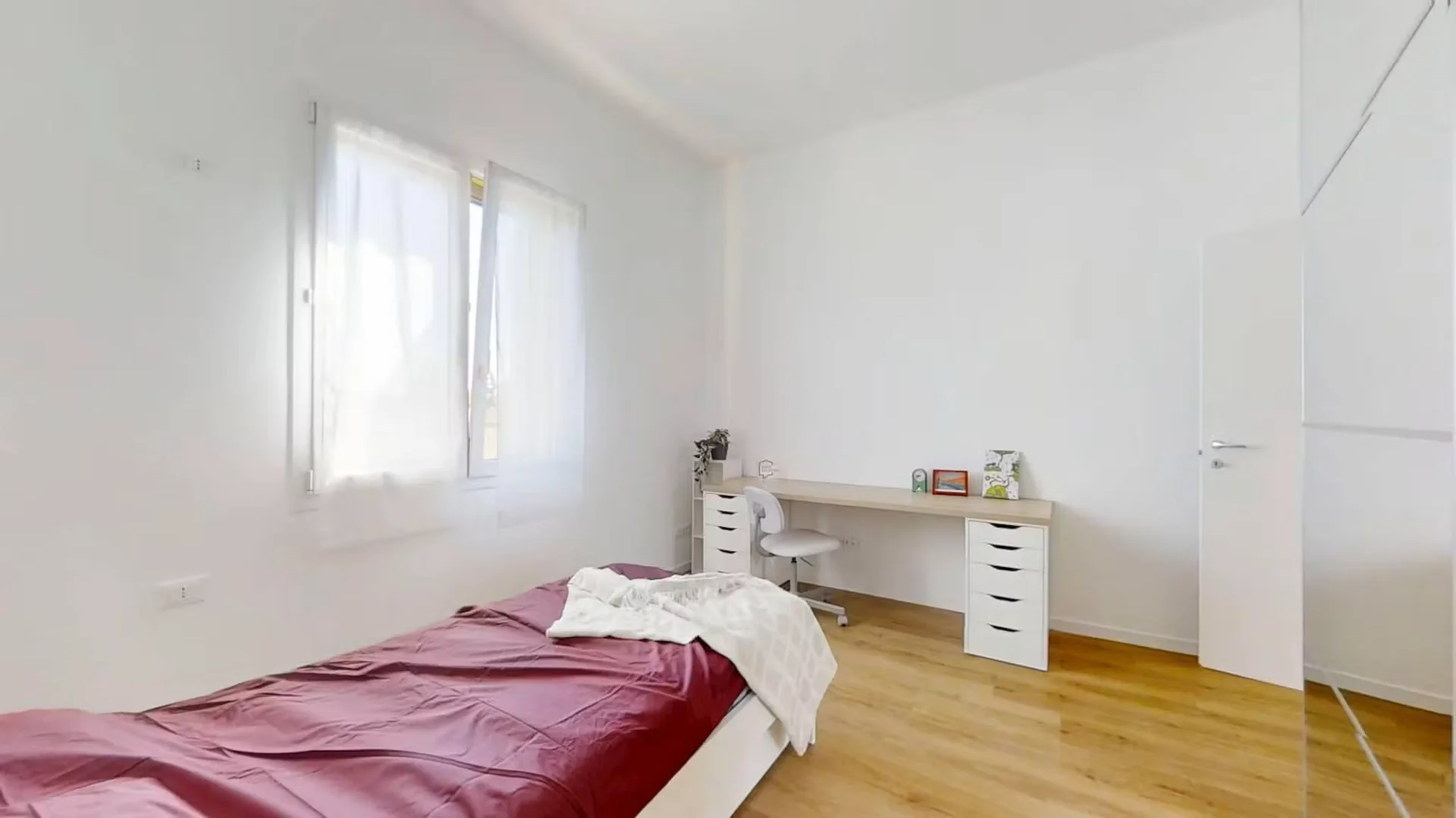 Helles und luftiges Studentenzimmer mit einfachem Zugang zur Universität in 