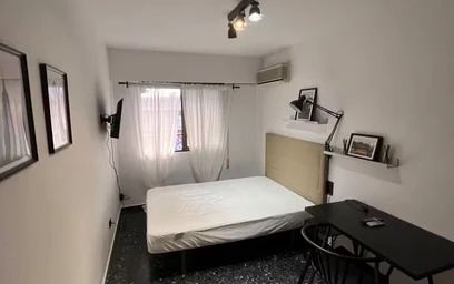 Quarto para alugar com cama de casal em {area}