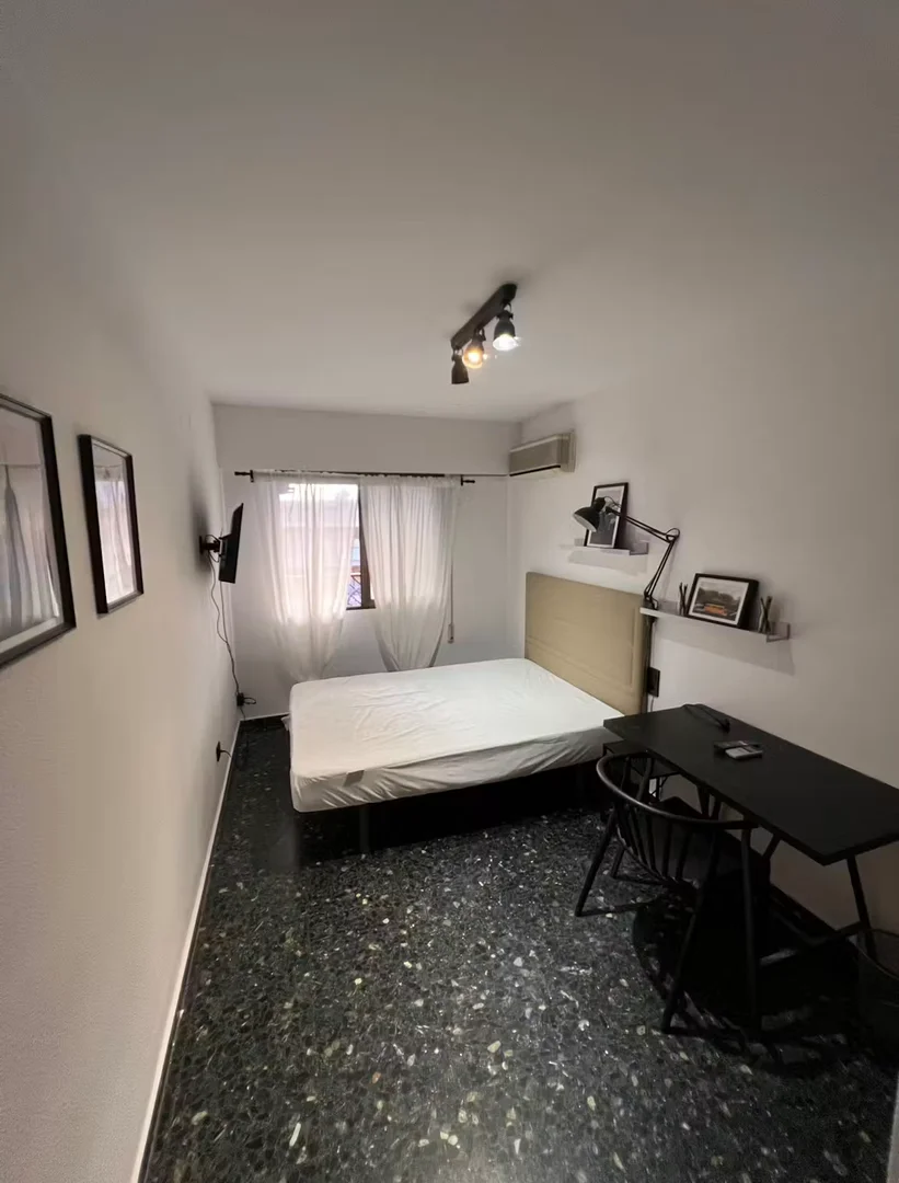 Quarto de estudante luminoso e arejado com acesso fácil à universidade em 