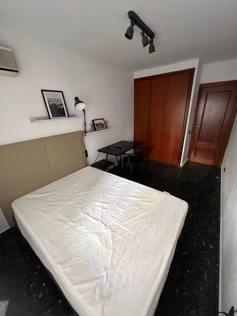 Quarto de estudante económico perto do campus em 