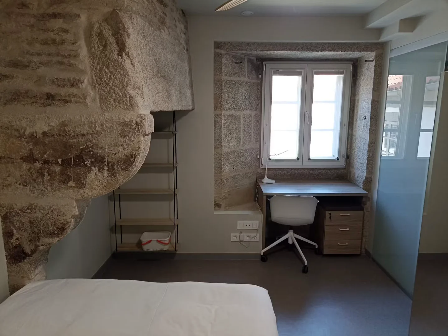 Quarto de estudante luminoso e arejado com acesso fácil à universidade em 