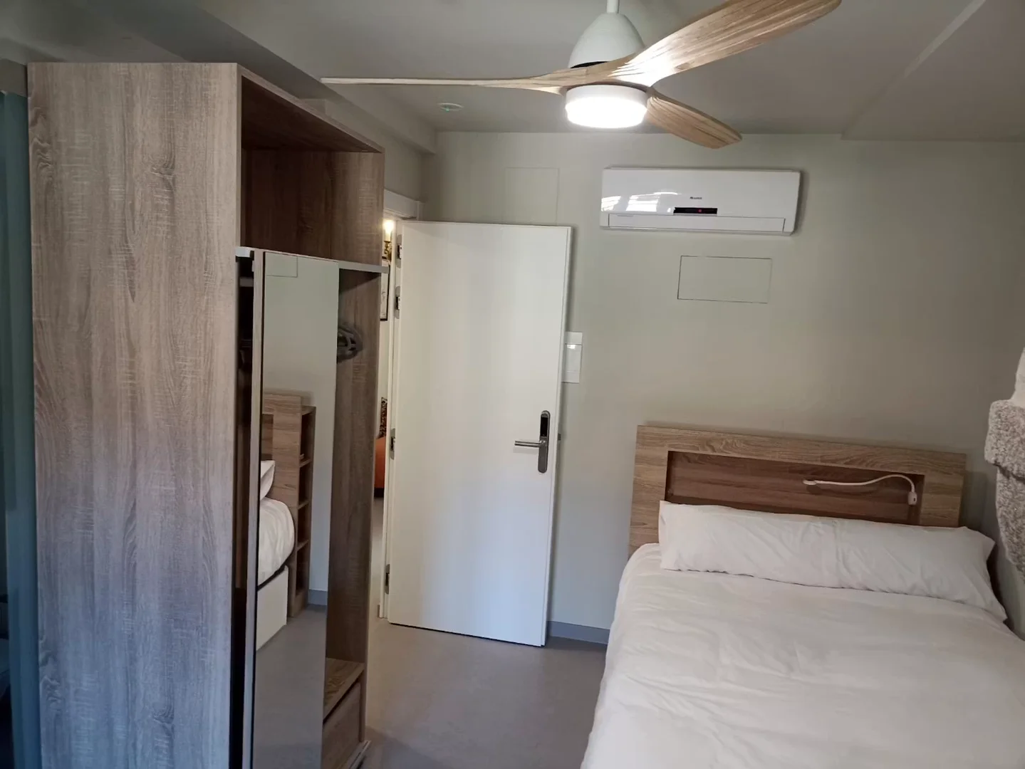 Quarto de estudante em  com área de estudo e instalações partilhadas