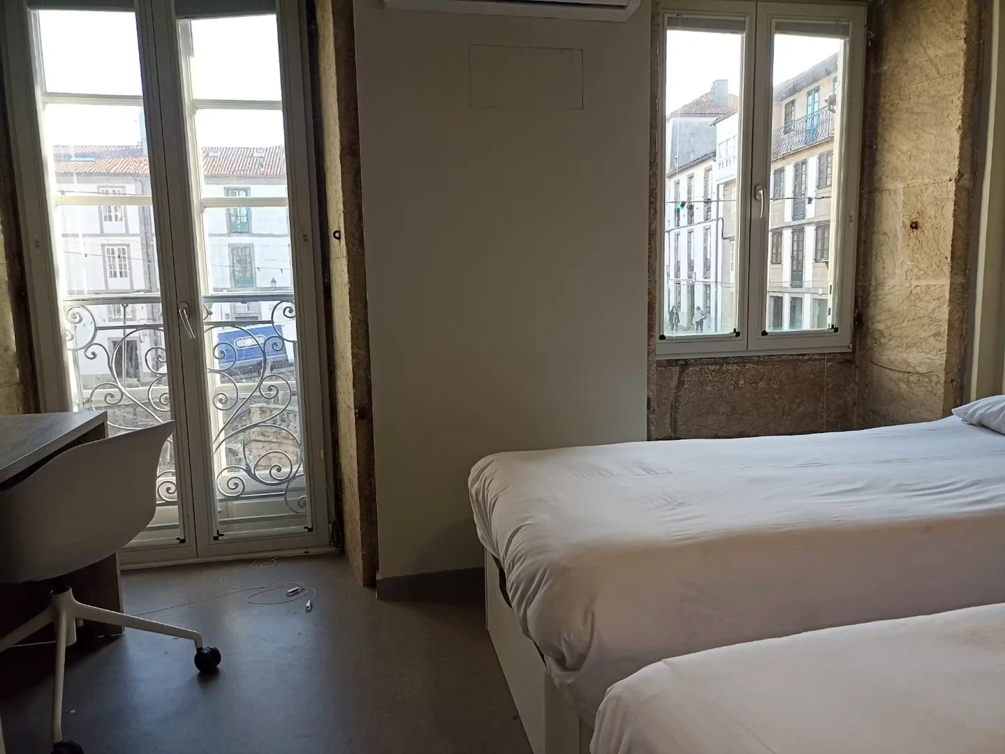 Quarto de estudante confortável e espaçoso em 