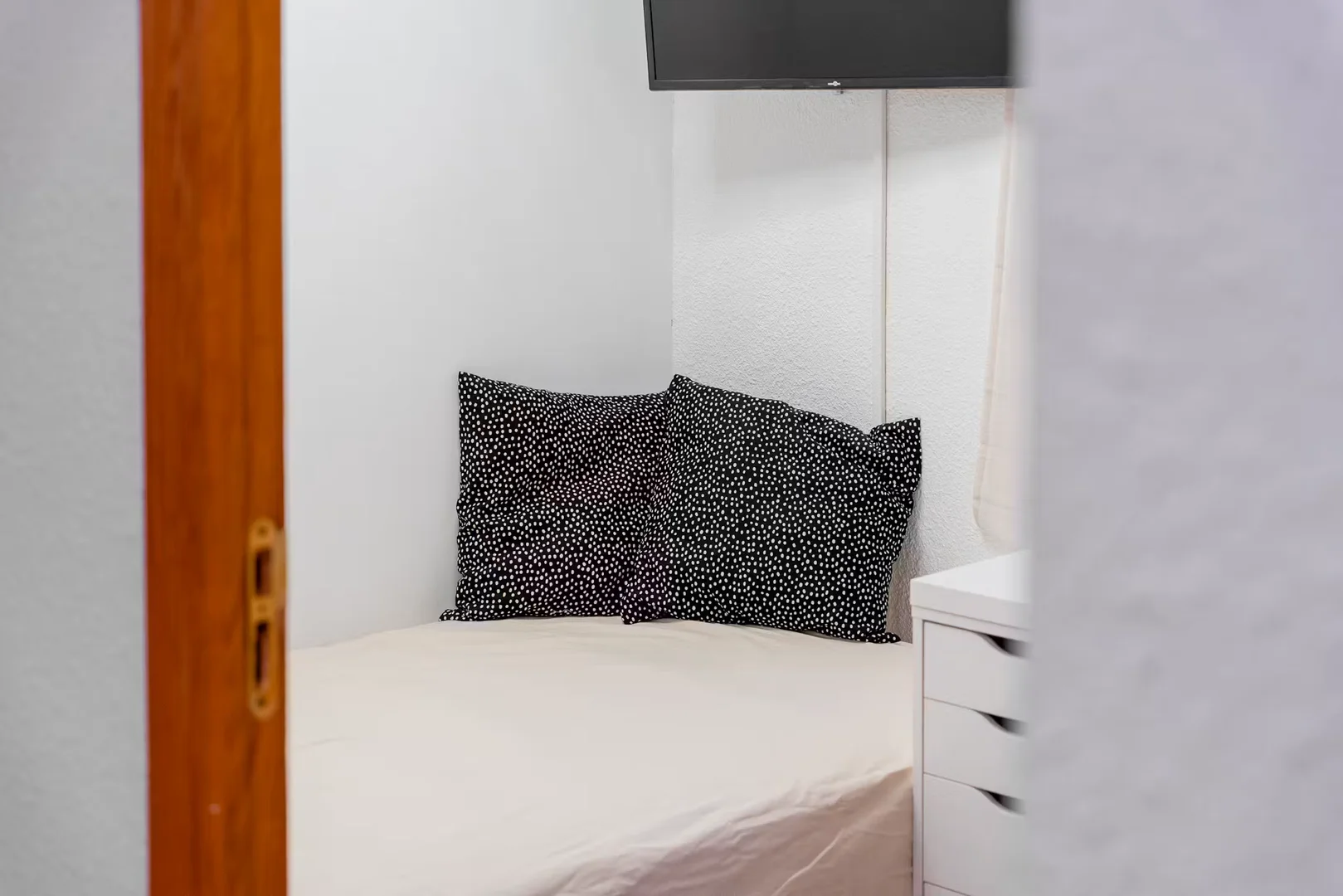 Quarto de estudante em com área de estudo e instalações partilhadas