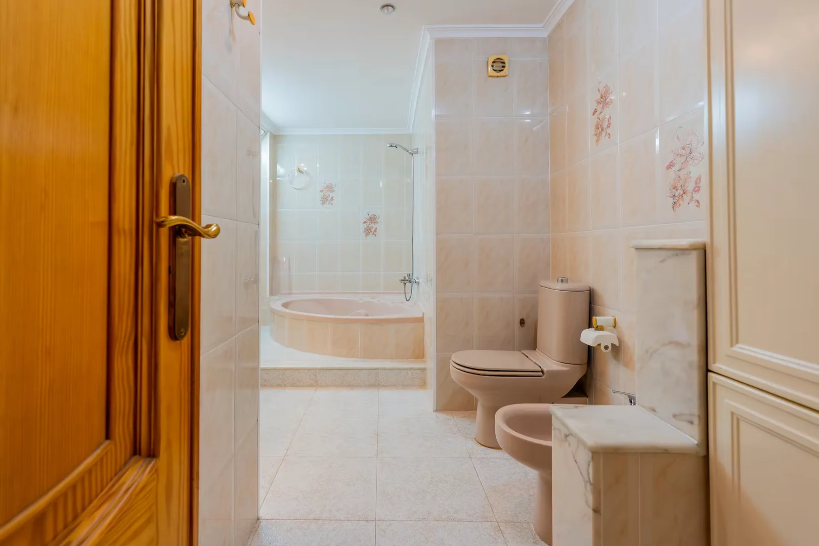 Quarto acessível para estudantes com iluminação ampla em