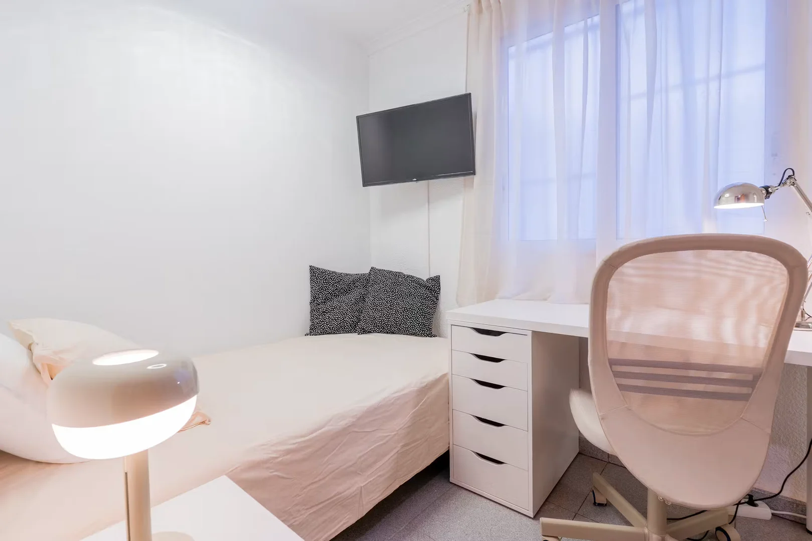 Quarto acessível para estudantes com iluminação ampla em