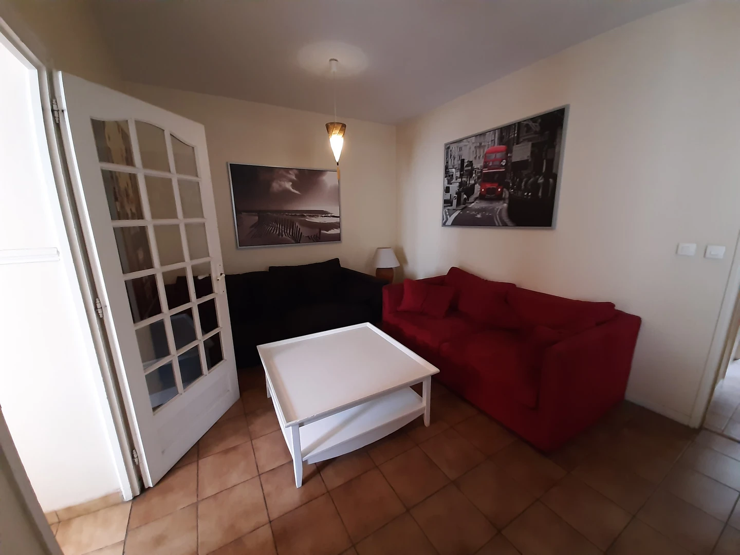 Chambre confortable pour étudiants disponible dans 