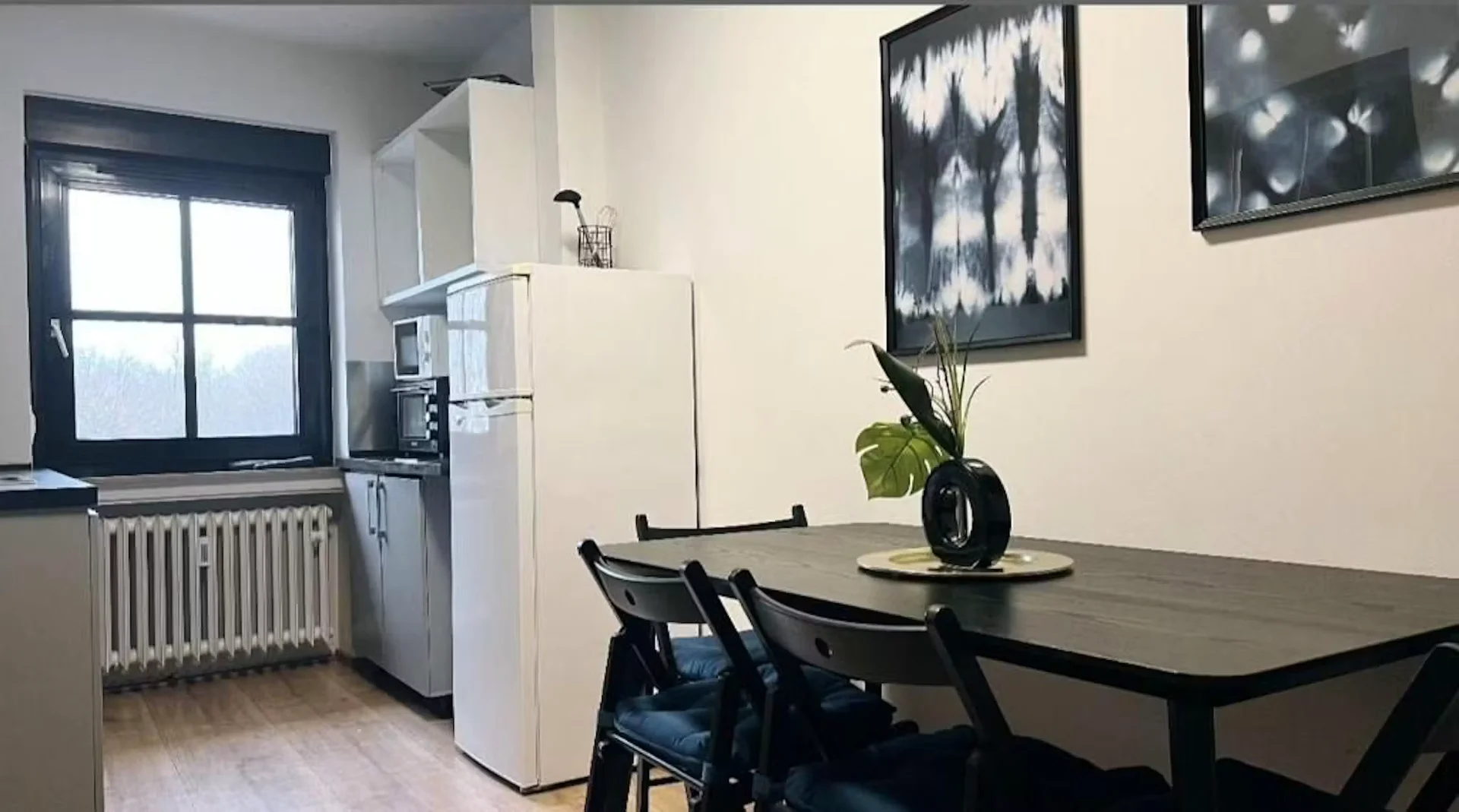 Habitación estudiantil funcional perfecta para estudiar en 