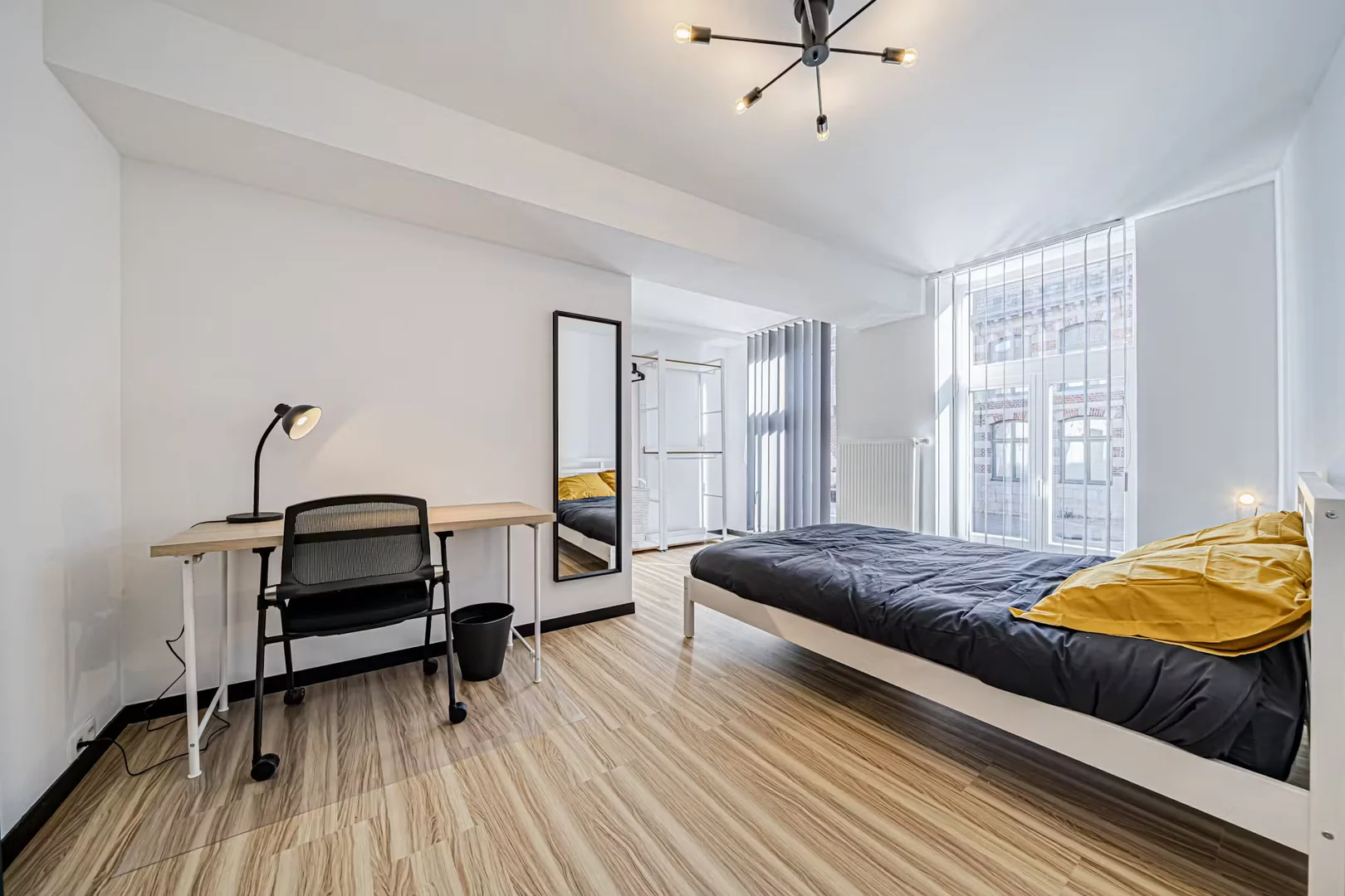 Quarto de estudante em  com área de estudo e instalações partilhadas