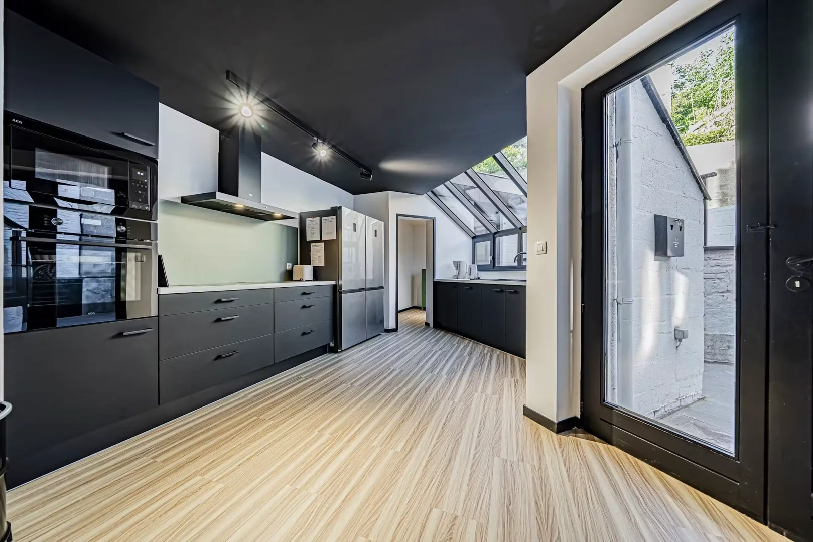Quarto acessível para estudantes com iluminação ampla em 