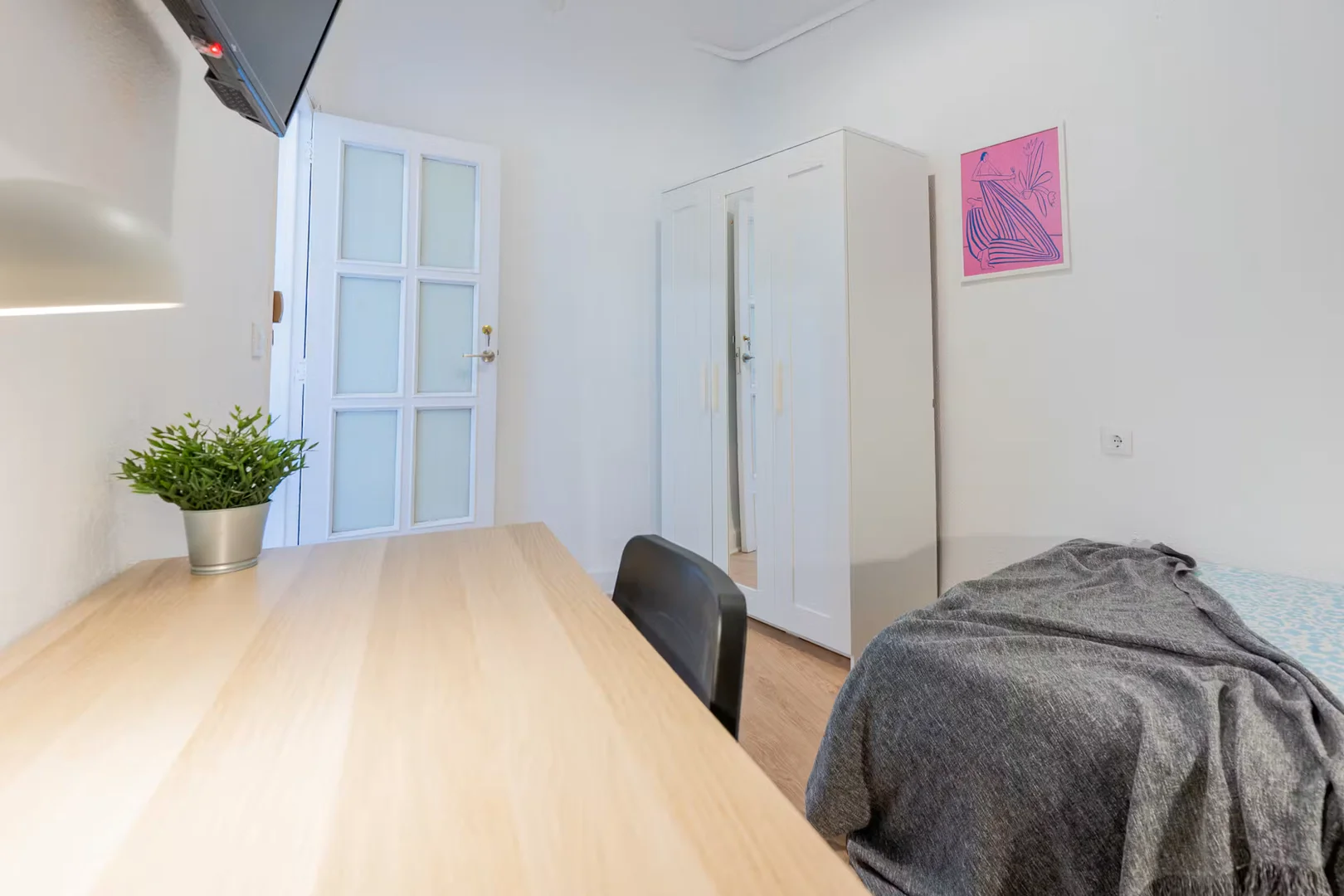 Room for rent in student apartment in , fully furnished