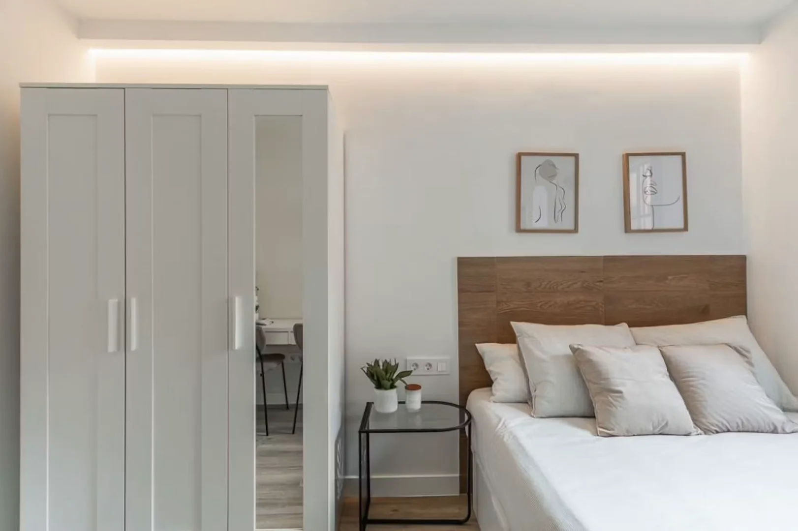 Habitación estudiantil funcional perfecta para estudiar en 