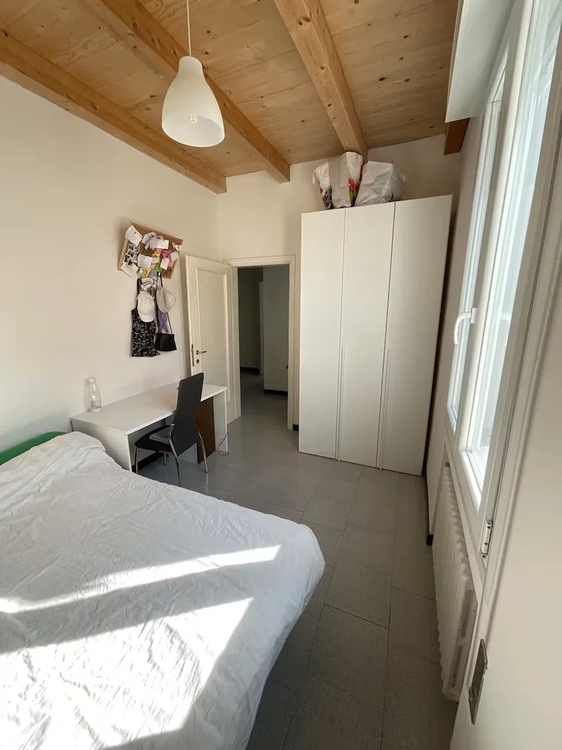 Chambre abordable pour les étudiants avec un bon éclairage dans 