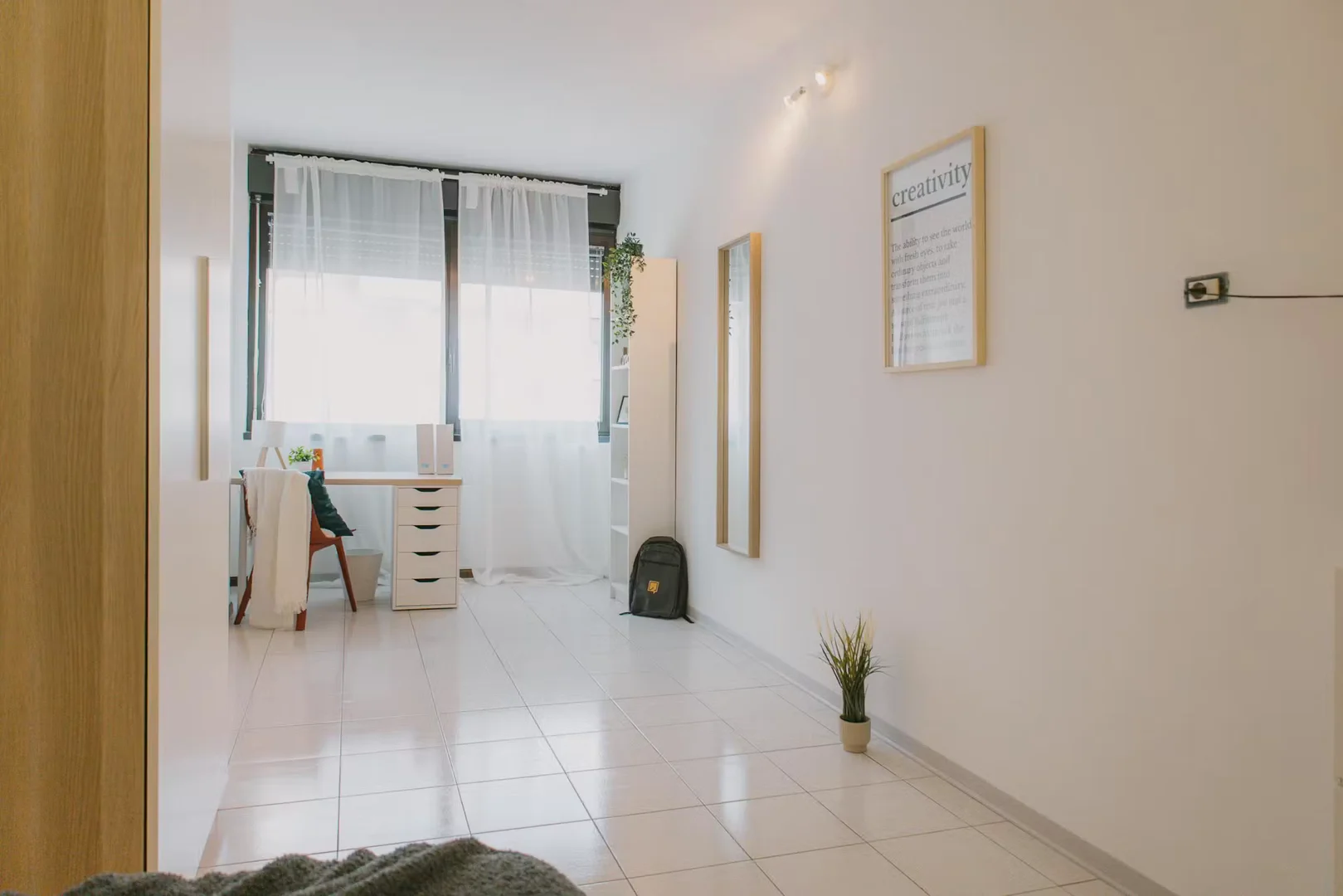 Quarto de estudante confortável e espaçoso em 